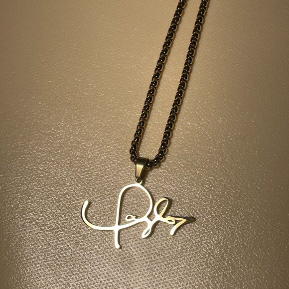 Taylor Swift "Lover" Inspired Script Gold Name Necklace with Gift Box - Picture 1 of 8